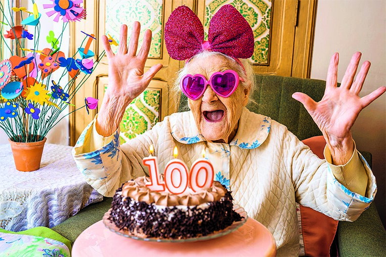 "femme qui fête ses 100 ans"