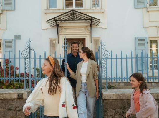 famille devant sa maison